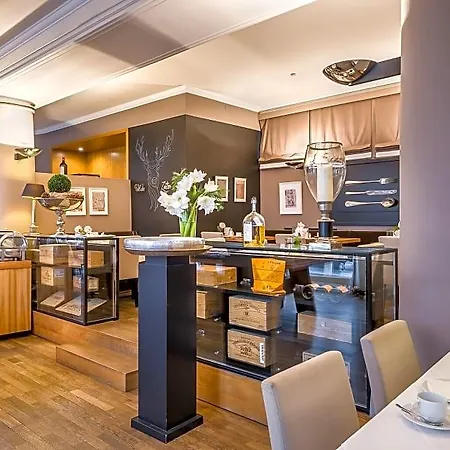 Western Goldenes Rad Hotel