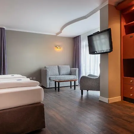 Western Goldenes Rad Hotel